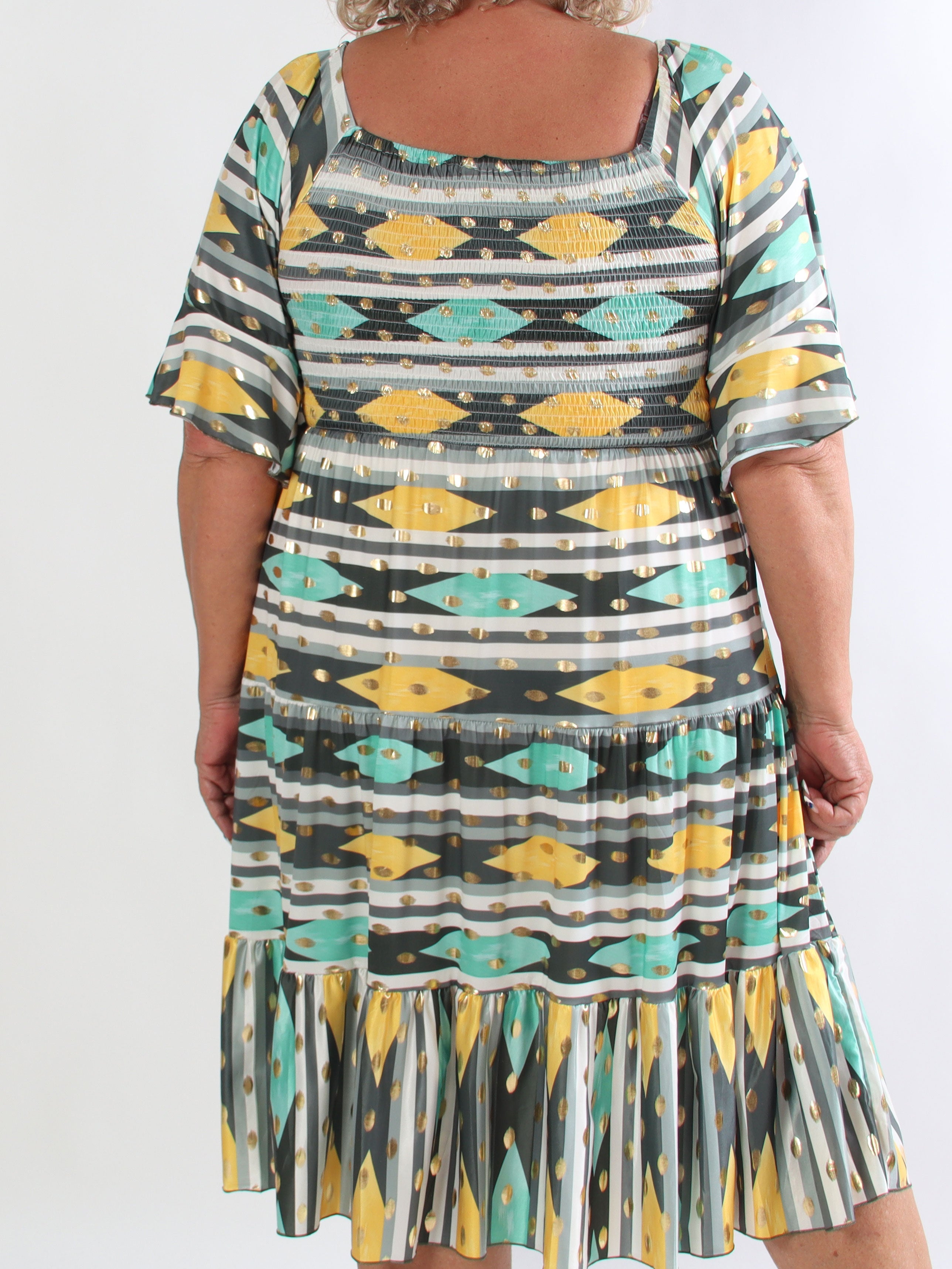 Elna Festive Midi - Plus size kjole i flerfarvet mønster, guld dutter og smock henover brystet